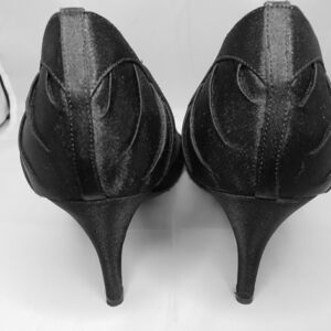 Nina black heels size 10 under 30